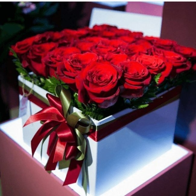 25 Роз.Высота 40см. Коробка квадратная