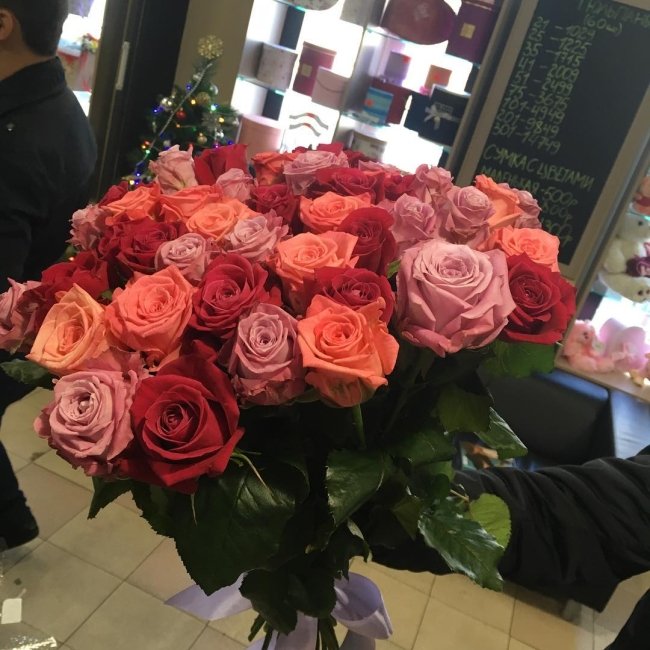 Букет из 35 розы (микс). Высота 60 см
