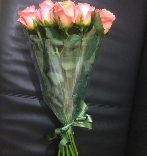 Роза Мисс Пигги (розово-желтая). Букет из 25 роз. Высота 60 см