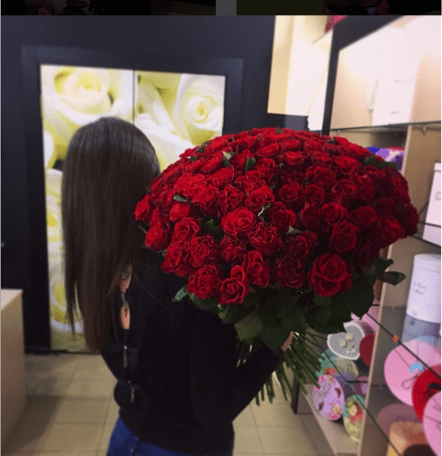 Роза Элторо (красная). Букет из 75 роз. Высота 70 см