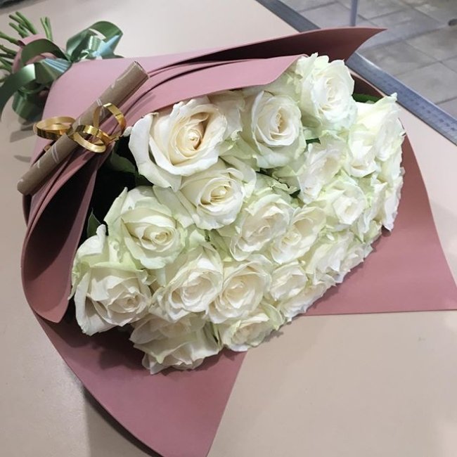 Роза Аваланж (белая). Букет из 25 роз. Высота 80 см