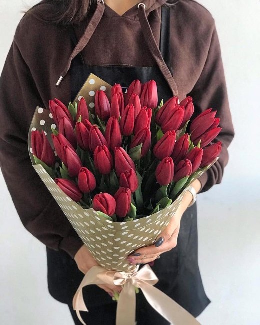 Букет из 41 тюльпана. красный