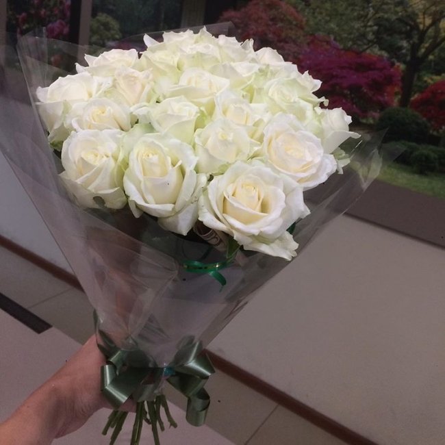 Роза Аваланж (белая). Букет из 21 розы. Высота 70 см