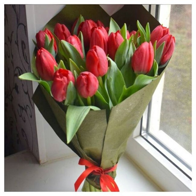 Букет из 51 тюльпана. красный