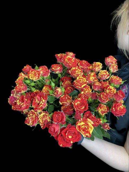 Розы Спрей микс алая тигровая  (высота  60см)