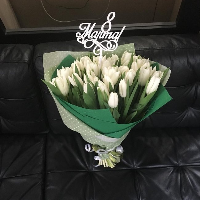 Букет из 41 тюльпана. белый