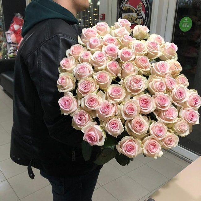 Роза Свит Ревиваль. Букет из 75 роз. Высота 60 см