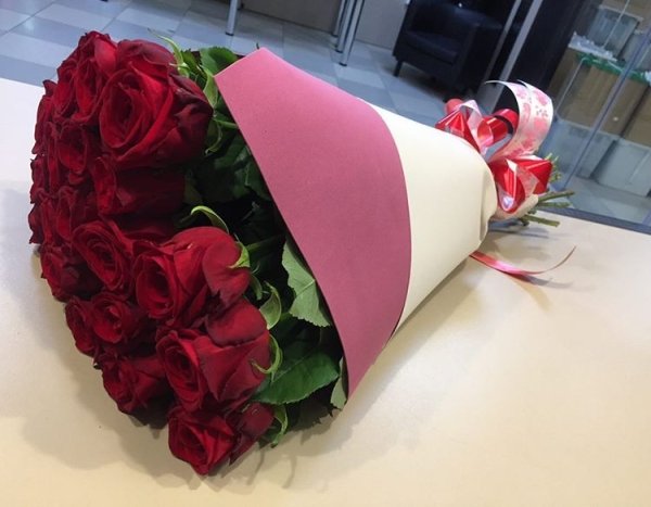 Роза Ред Наоми (красная). Букет из 21 розы. Высота 70 см