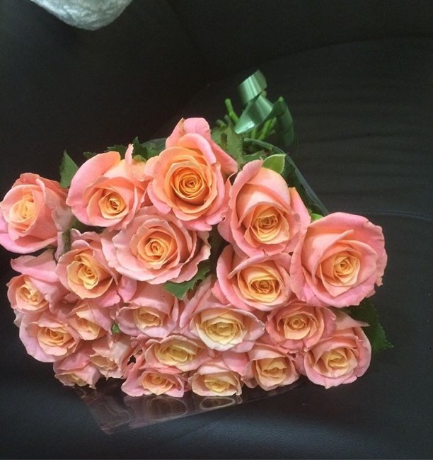 Роза Мисс Пигги (розово-желтая). Букет из 21 розы. Высота 70 см