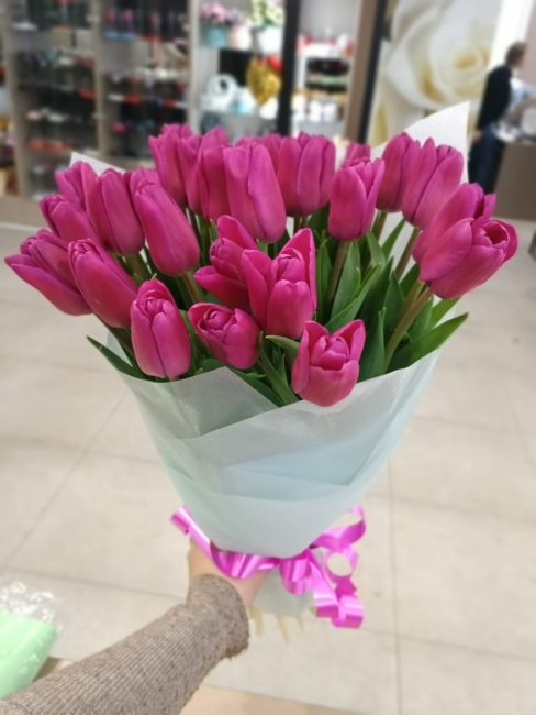 Букет из 51 тюльпана. малиновый