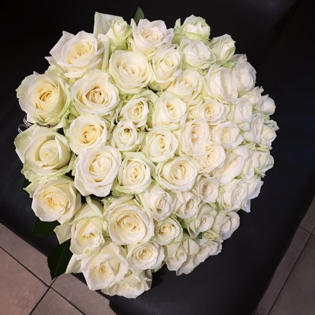 Роза Аваланж (белая). Букет из 51 розы. Высота 80 см