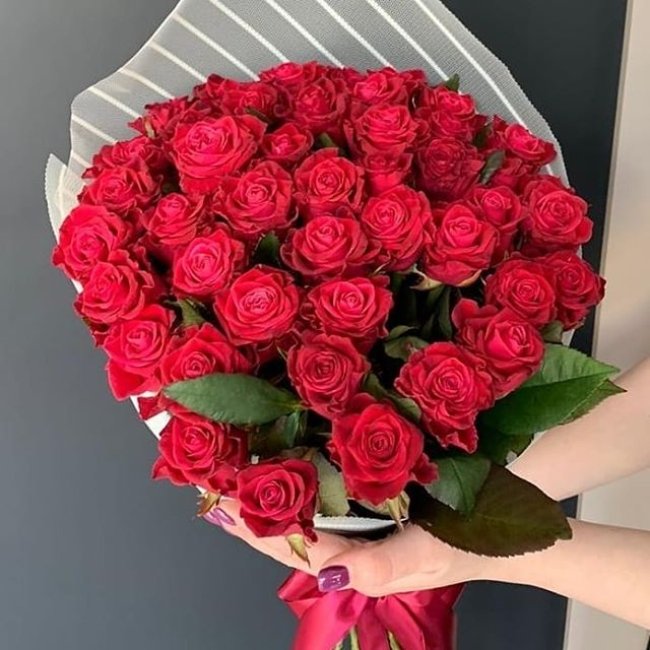Роза Адмирал. Букет из 41 розы. Высота 50 см