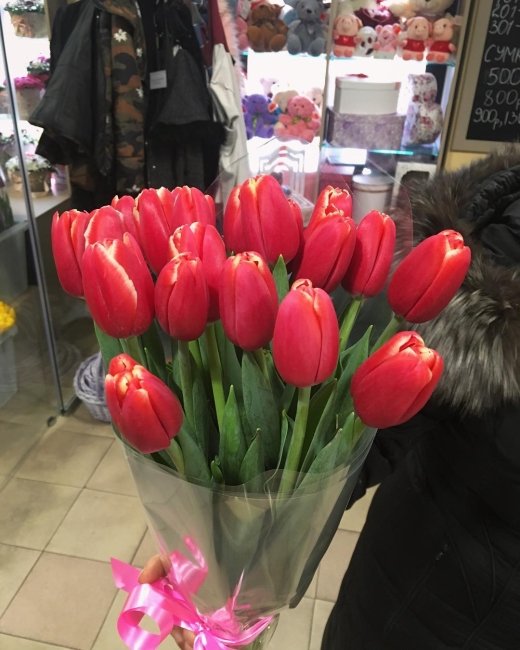 Букет из 21 тюльпана. красно-белый