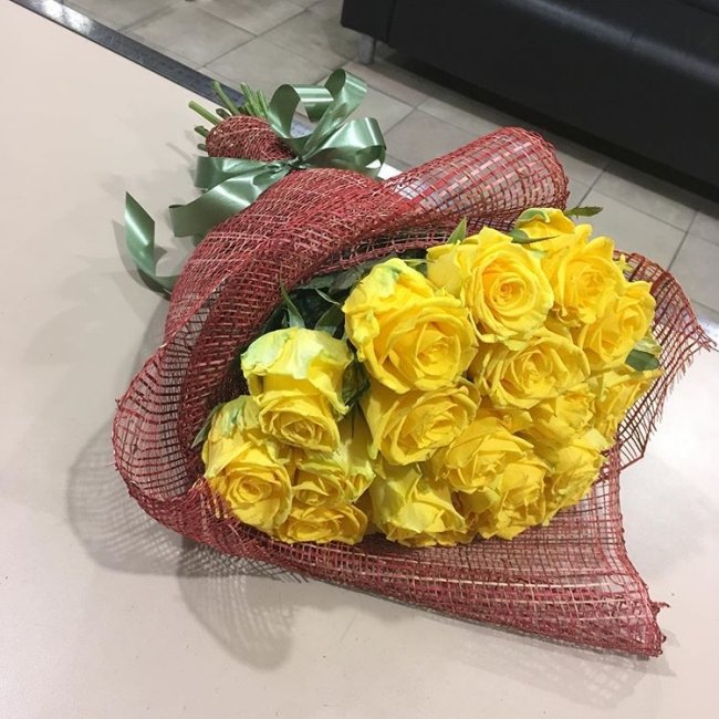 Роза Пени Лейн (желтая). Букет из 21 розы. Высота 40 см