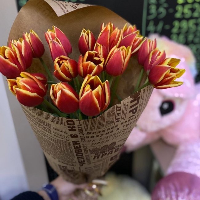 Букет из 21 тюльпана. красно-желтый