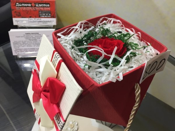 Роза красная в коробке