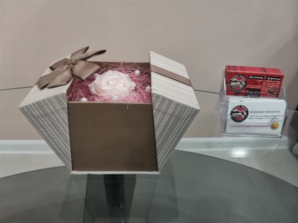 Роза розовая в коробке